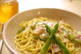 ベーコンとアスパラのクリームパスタ