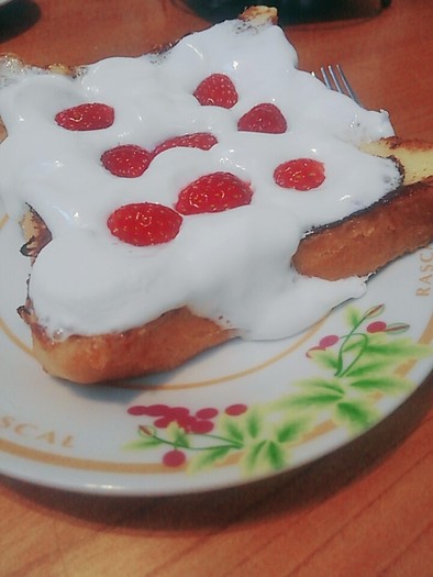 いちごフレンチトーストのマシュマロのせの写真
