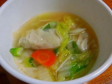 ひとつの鍋で野菜たっぷり餃子スープの写真