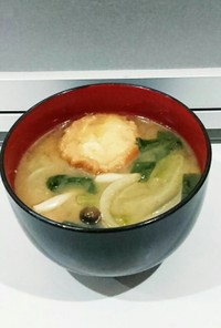 仙台麩と小松菜・しめじ・玉ねぎの味噌汁