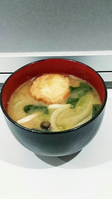 仙台麩と小松菜・しめじ・玉ねぎの味噌汁の写真
