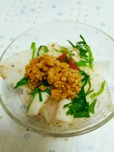 大根と納豆の和風健康サラダの写真