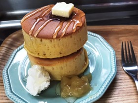小麦粉とベーキングパウダーのホットケーキ