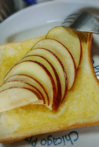 トースト1枚とリンゴ4分の1で簡単朝食♪