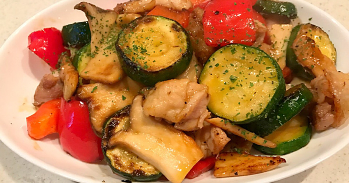 蝶ネクタイ、ズッキーニ、ニンジン、鶏肉のレシピ