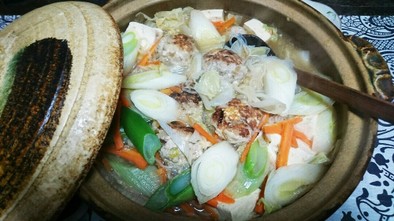 寒い日白菜としょうが味ふわふわ肉団子の鍋の写真