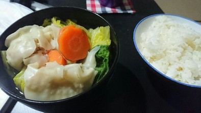 コンソメ餃子野菜カニつみれ鍋の写真