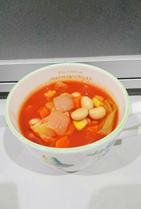 大豆・野菜・ベーコン入り赤いスープ