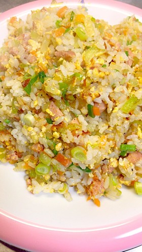 セロリとハムのチャーハンえ