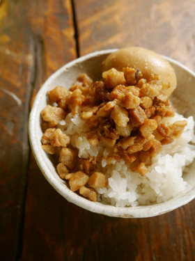 台湾の定番！魯肉飯（ルーローハン）！