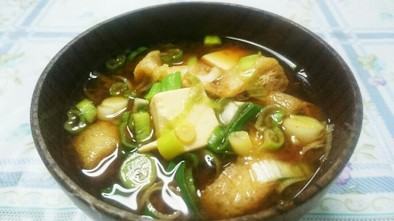 お豆腐と油揚げの赤味噌お味噌汁の写真