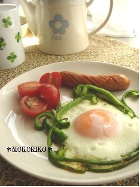 ピーマンで巣ごもり目玉焼き