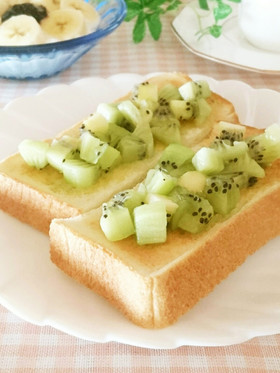 オリーブオイルトーストにキウイ&はちみつ