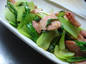 チンゲン菜とベーコンのにんにく炒め