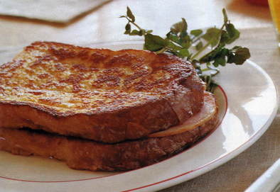 満足朝ご飯♬甘くないフレンチトーストの写真
