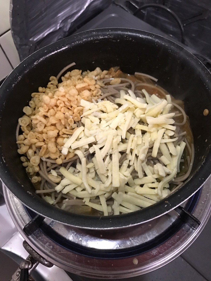 余ったキムチ鍋でキムチーズ蕎麦の画像