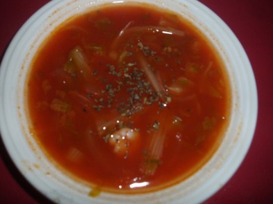 セロリとエビのトマトスープの写真