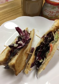 紫のレタスとポテトサラダのサンドイッチ