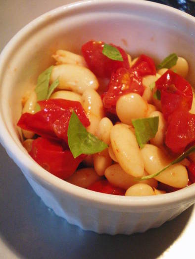 イタリアンな白インゲン豆とトマトの前菜の写真