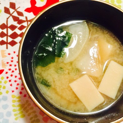 大根と高野豆腐でお味噌汁の写真