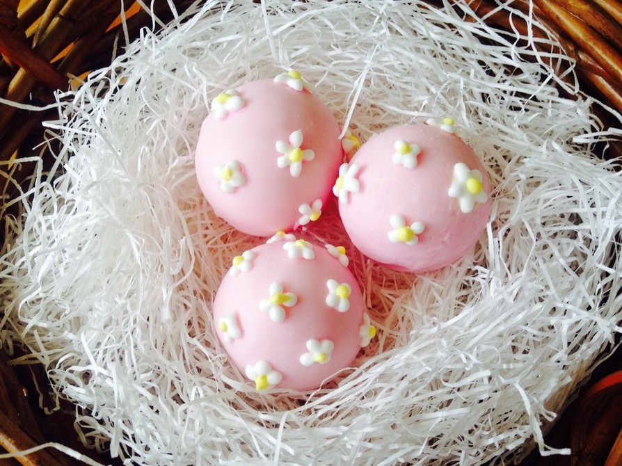 お花付き可愛いピンクの卵型チョコレートの画像