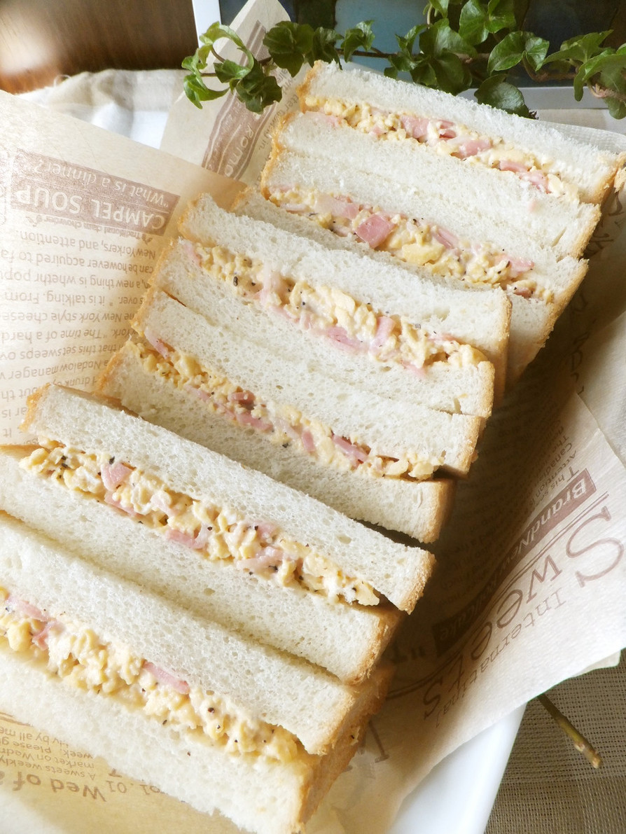 タマゴとベーコンのサンドイッチの画像