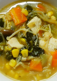 鶏肉とほうれん草コーンの味噌煮込みスープ
