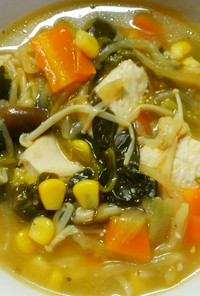鶏肉とほうれん草コーンの味噌煮込みスープ