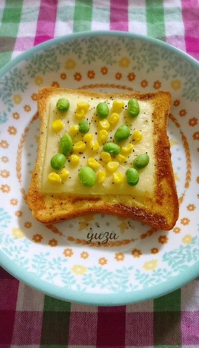 ピリッ♪枝豆とコーンのマヨチーズトーストの写真