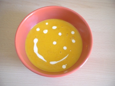 顔がほころぶ。かぼちゃスープの写真