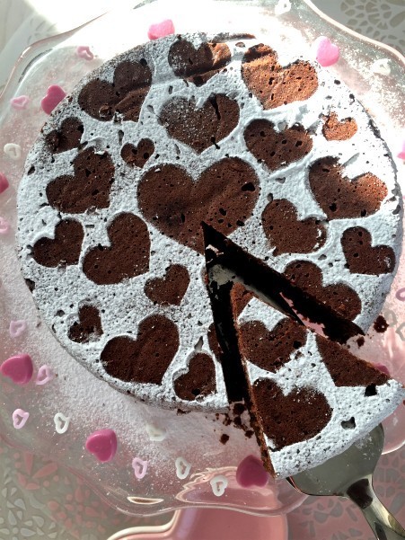 グルテンフリーなイタリアのチョコケーキの画像