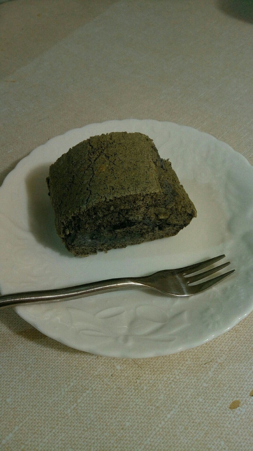 黒ごまロールケーキの画像