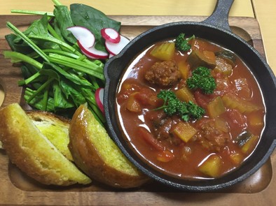 スペイン料理の肉団子煮とパン耳添えの写真