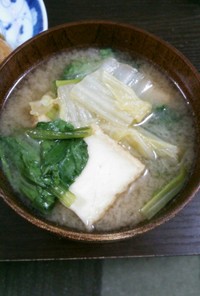 白菜と小松菜と絹揚げのお味噌汁