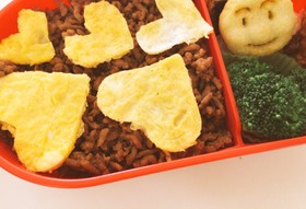 大切な人へハートのそぼろ弁当
