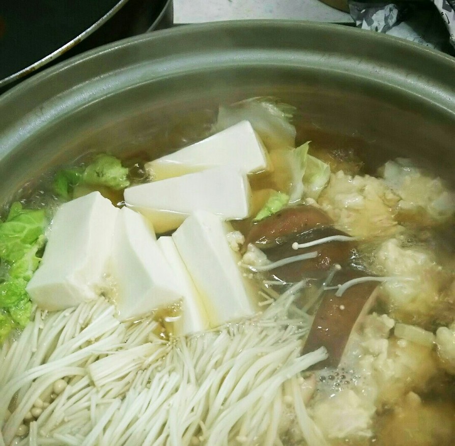 土鍋で作る豆腐とつみれのおかずスープの画像