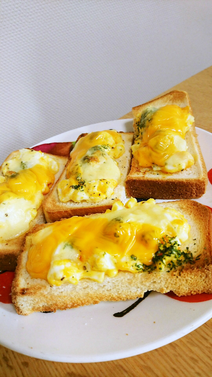 ゆで卵マヨネーズのチーズトーストの画像