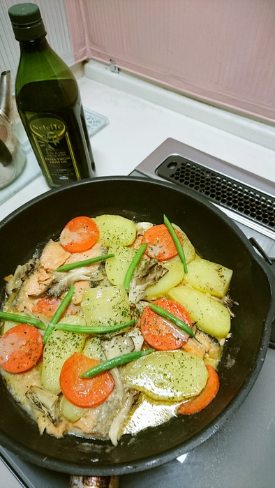 フライパン１つ～塩鮭と野菜のミルク煮の写真
