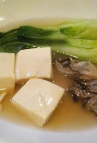 牡蠣と青梗菜と豆腐のスープ