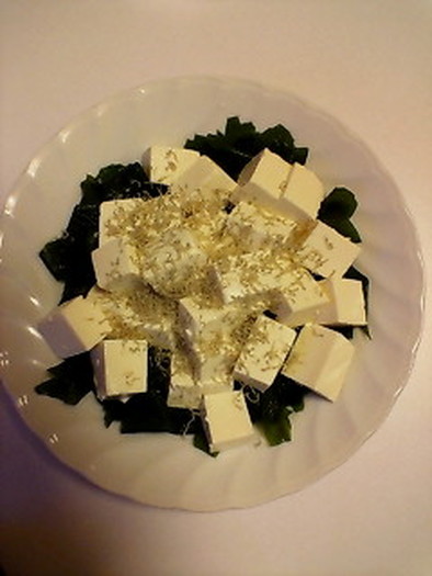 豆腐とわかめのヘルシーサラダの写真