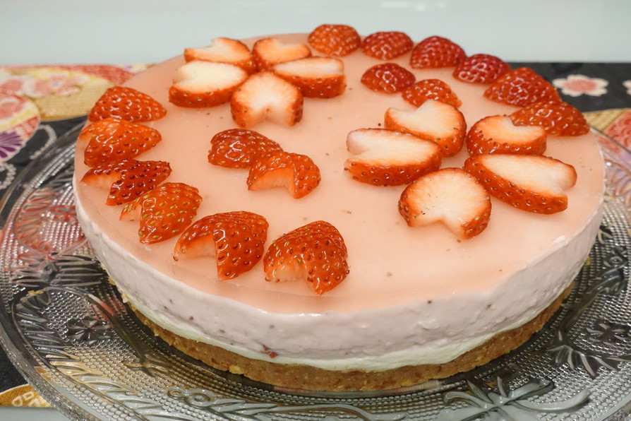 苺と水切りヨーグルトのレアチーズケーキ♪の画像