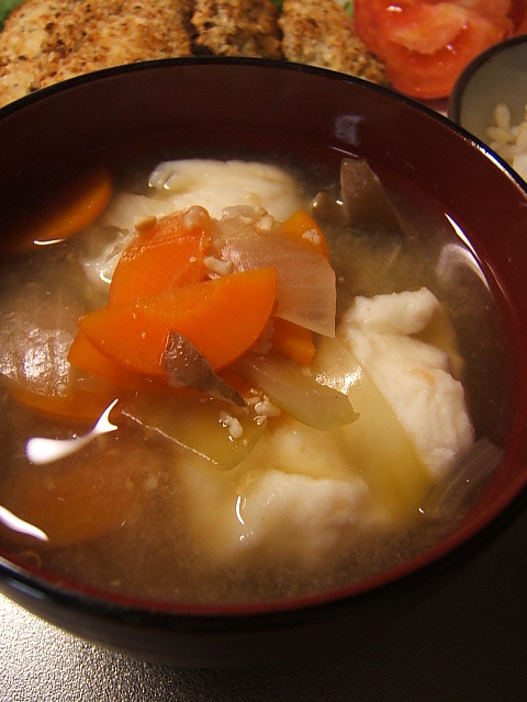 山芋団子入り野菜たっぷり味噌汁の画像