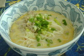 ピリカラ豆乳スープのそうめん
