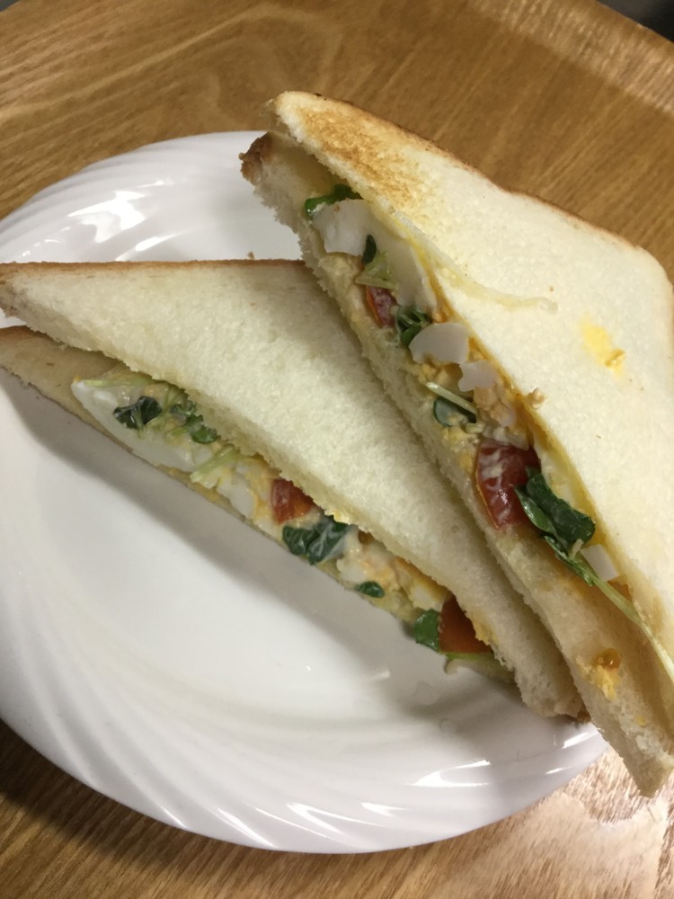 卵・かいわれ・ミニトマトのサンドイッチの画像