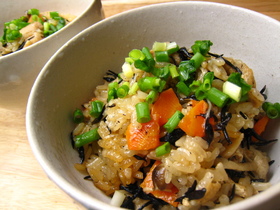 ひじきときのこの炊き込み御飯