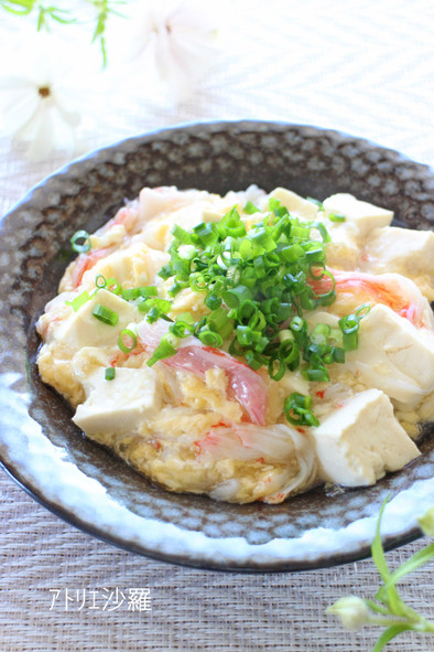 簡単♪ふんわり卵とカニカマで豆腐の煮込みの写真