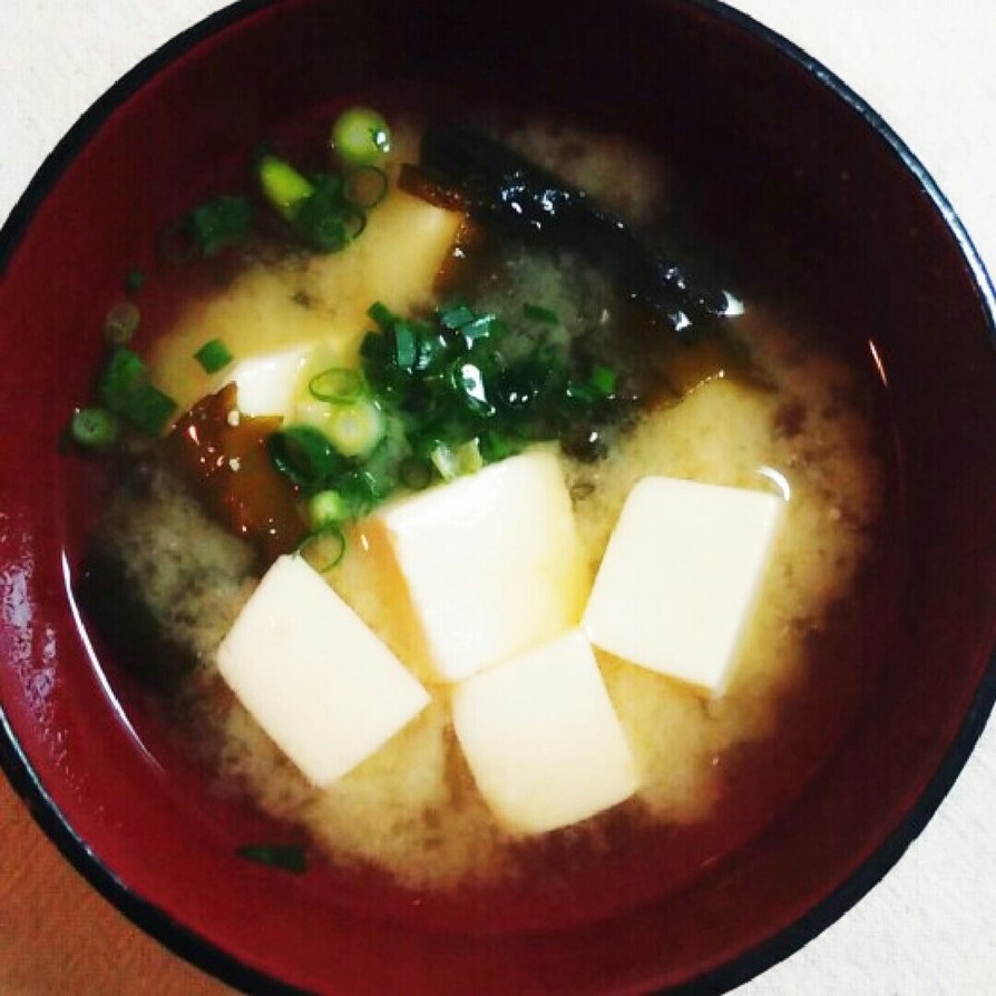 豆腐とわかめの味噌汁の画像