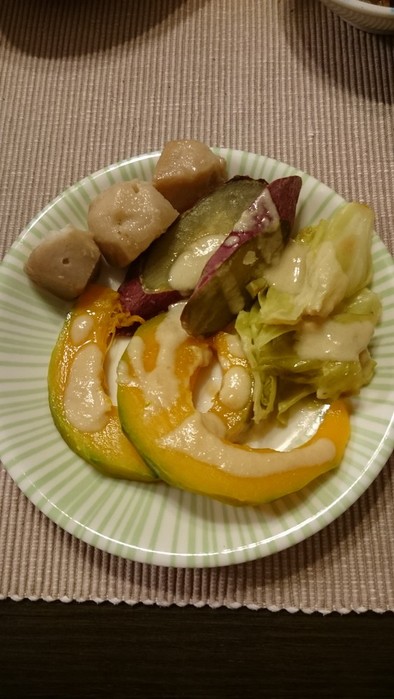 蒸し野菜の白味噌仕立てソースがけの写真