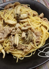 きのこと豚肉のオイマヨにんにくパスタ