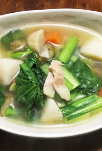 根菜と小松菜の野菜を食べるスープ